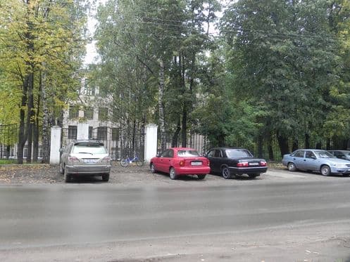 Школьникам приходится идти в школу по проезжей части