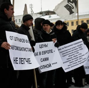 Кировские автомобилисты «повесили» нефтяных магнатов