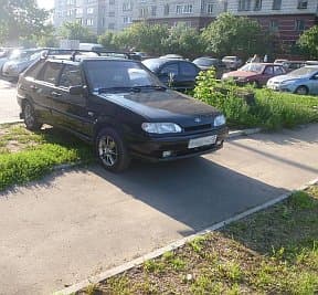 За парковку на газоне при помощи горожан выписали 52 штрафа