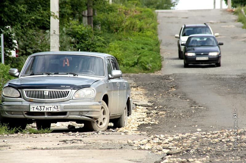Улица Казанская. Нет денег на ремонт, засыпаем ямы остатками асфальта
