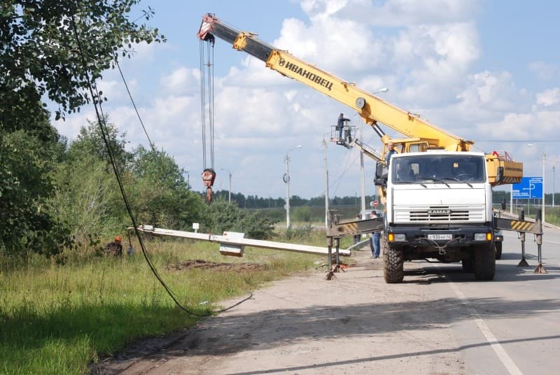 За Новым мостом КамАЗ снес фонарный столб