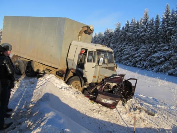 Смертельное столкновение: водитель Приоры врезался в КАМАЗ