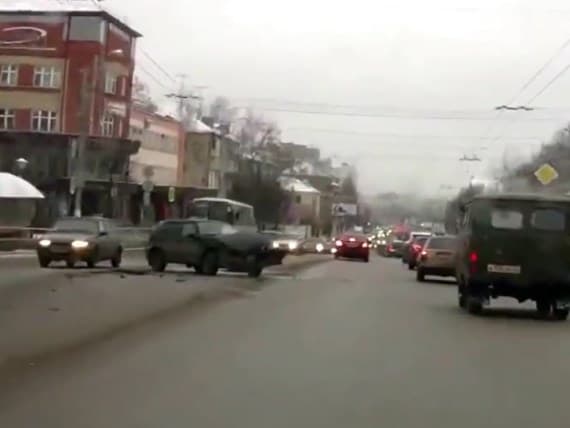 ДТП. На Воровского фургон и «легковушка» не поделили дорогу