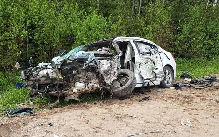 В Кировской области грузовик «Урал» столкнулся с легковушкой: один человек погиб