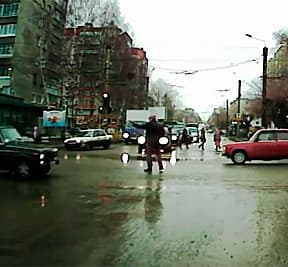 Пьяный регулировщик вышел на дорогу