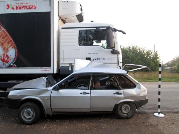 В Пижанке водитель девятки врезался в грузовик «Карусель»