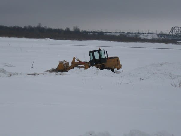 При подготовке крещенской купели трактор провалился под лед