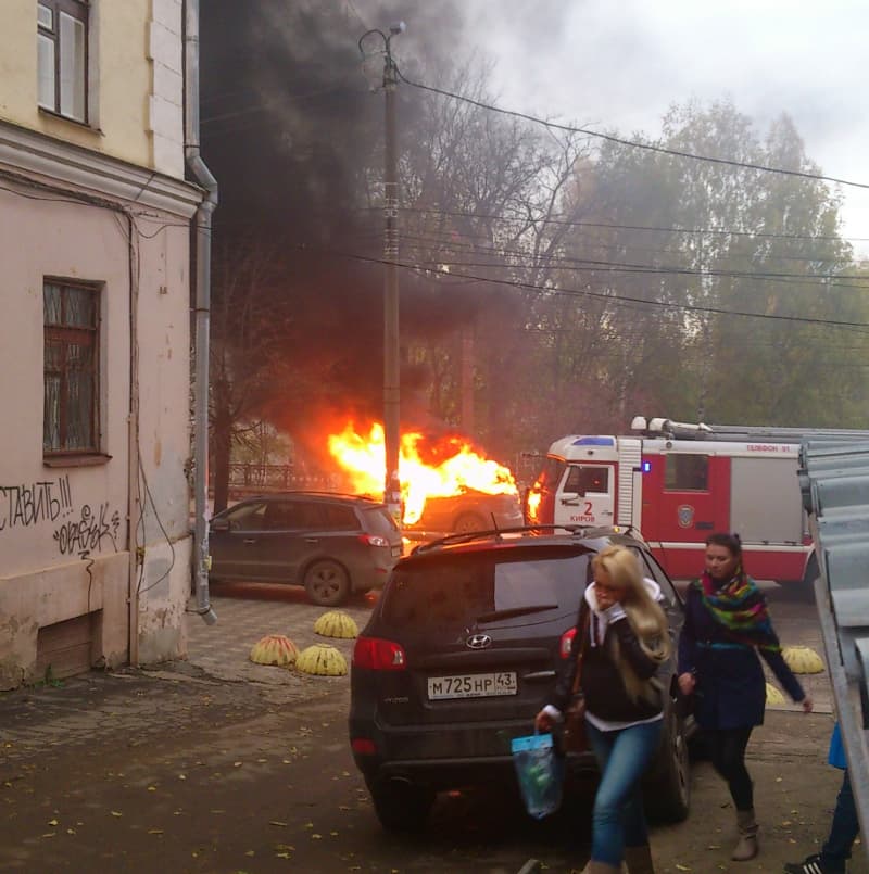 У кинотеатра "Октябрь" загорелся автомобиль