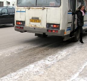 Гололёд на остановках: проблему не решить, пока не потеплеет...