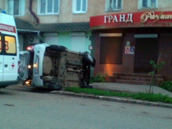 В Вятских Полянах автомобиль перевернулся на тротуаре 