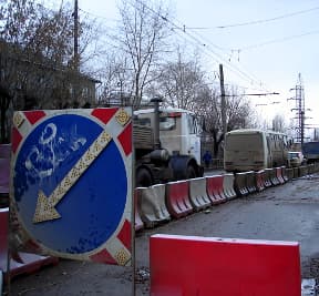 Путепровод ОЦМ: пешеходы выходят на проезжую часть