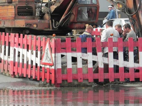 Крупная утечка воды вызвала автомобильную пробку у автовокзала