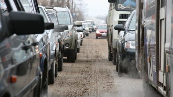 Из-за снегопада Киров стоит в пробках 
