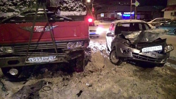 На Милицейской «Лада Гранта» врезалась в эвакуатор