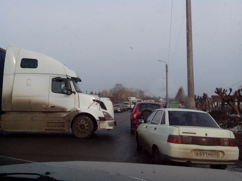 Большегруз перекрыл движение транспорту в Нововятском районе