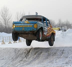 Гонка, соперничество, разбитые мотоциклы и автомобили...