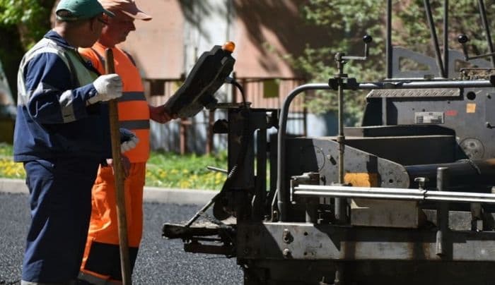 Эксперты проверяют дорогу на улице Полевой в Садаковском