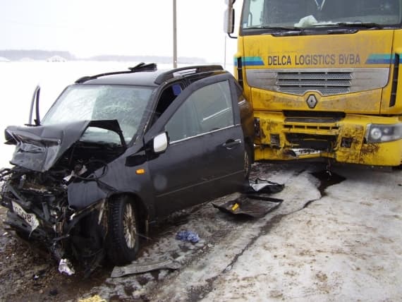 Ладу Калину занесло на трассе: пассажир погиб на месте