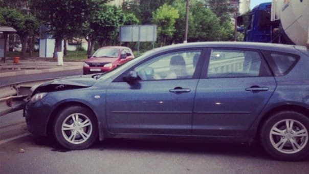 Автоледи на «Мазде» устроила аварию, разворачиваясь на перекрестке