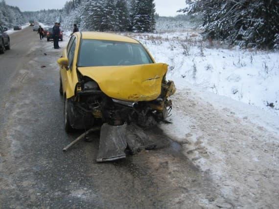 На трассе Киров-Пермь столкнулись три иномарки