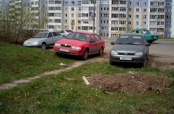 «Парковка на газонах»: борьба продолжится до первого снега