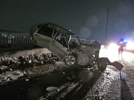 ДТП. От удара с КАМАЗом «четырнадцатую» выбросило на ограждения моста