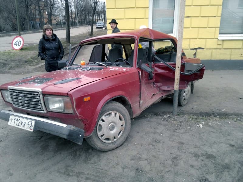 В Слободском из-за столкновения «семерки» и «БМВ Х3» пострадал ребенок 