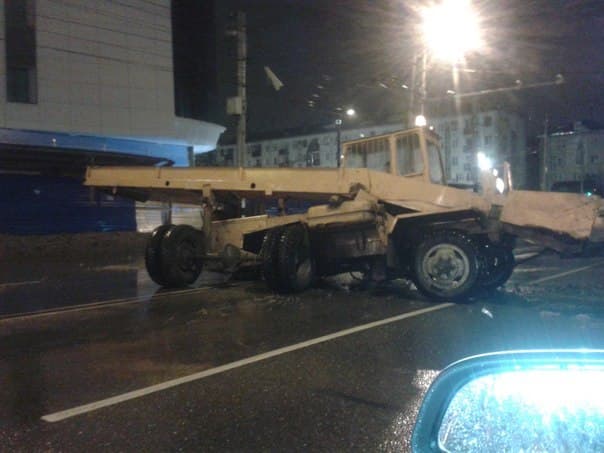 Автопогрузчик создал пробку на Воровского, перекрыв часть дороги