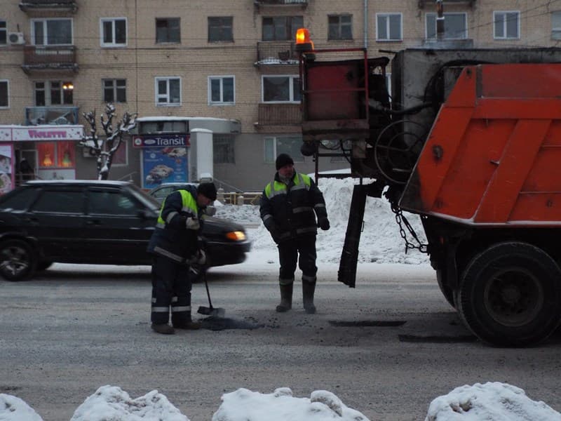 В Кирове начался зимний ямочный ремонт дорог