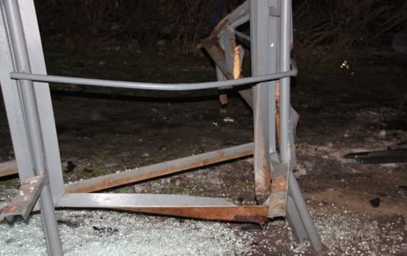 В Оричевском районе водитель Мицубиси снес остановку