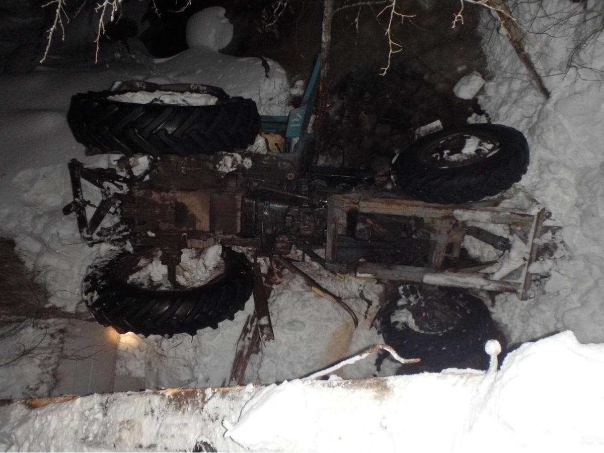 Под Чепецком трактор упал с моста через реку