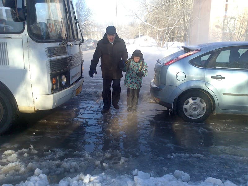 На Милицейской прорвало трубу: затоплены тротуары и улицы