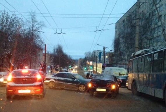 ДТП. На Карла Маркса из-за столкновения двух машин перекрыто движение