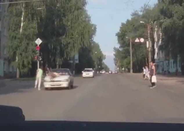 Видео: на Щорса женщина на "четырнадцатой" сбила 12-летнюю девочку