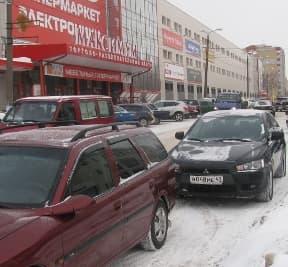 Большие торговые центры с маленькими парковками: виноваты узкие улицы?