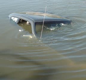 Автомобиль упал в реку с парома. Один из пассажиров утонул