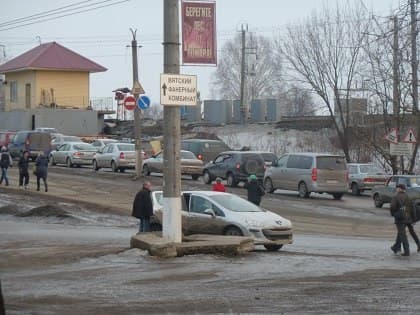 Пассажирский автобус заглох на переезде в Нововятске перед поездом