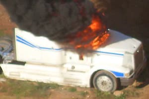 На улице Сурикова загорелся грузовик