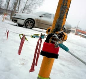 Покупая машину, люди должны планировать затраты на стоянку