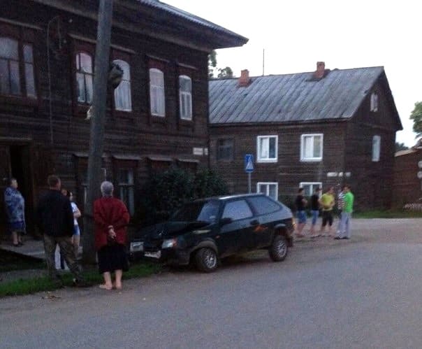 В Котельниче «восьмерка» врезалась в столб: водитель сбежал с места аварии