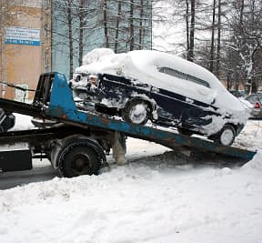 Сотрудники ГИБДД начали эвакуацию «автосугробов»