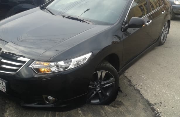 У здания администрации Кирова «Тойота» провалилась в яму