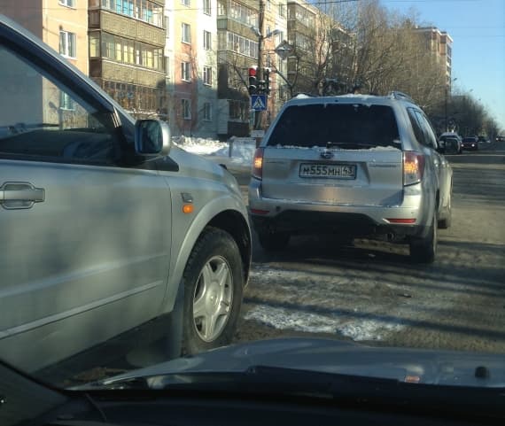 На Милицейской из-за наледи столкнулись две иномарки
