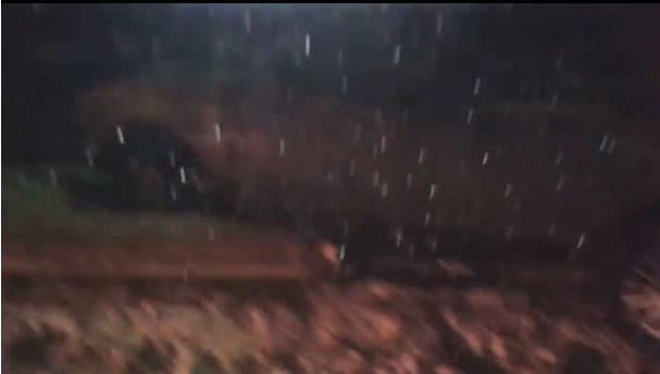 Водитель снял на видео, как легковушку забросило на отбойник у Динопарка