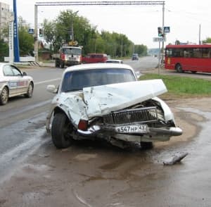 У инфекционной больницы столкнулись «Волга» и «Мерседес»