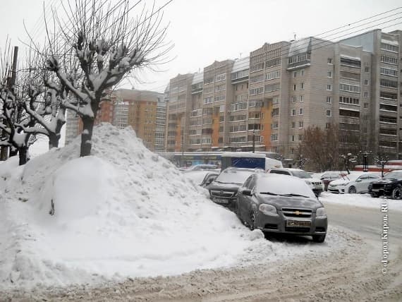 Снегопад в Кирове. Снег прижимают к обочине