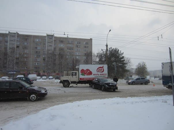 У «Глобуса» «Лада» врезалась в фургон кировского мясокомбината