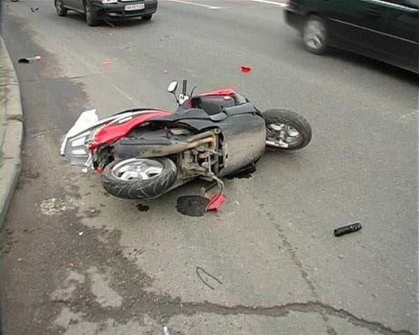 Беременная женщина каталась на скутере и врезалась в «десятку» 