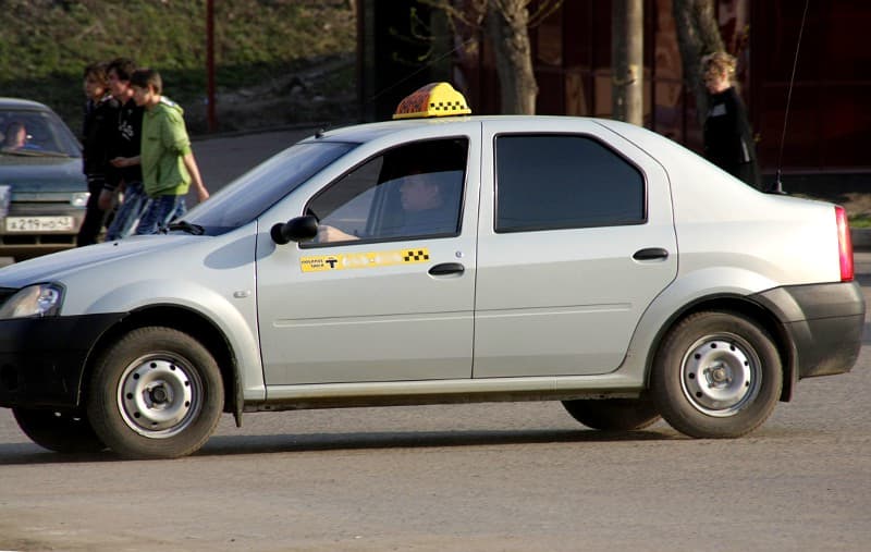 Пассажиры с детьми – повод таксисту проехать мимо