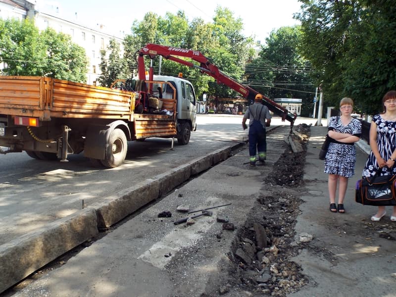 Раскопки на Театральной площади: дорожники расширяют остановку